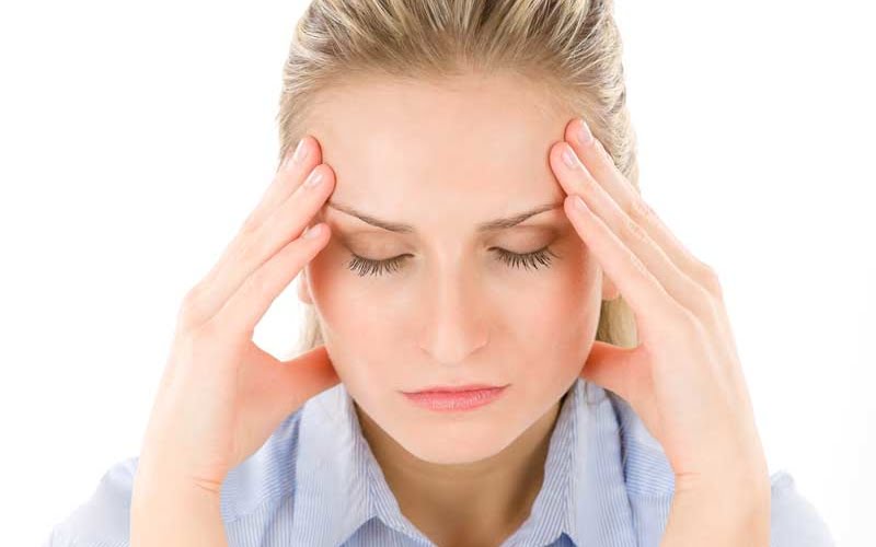 Bild zeigt Frau mit Kopfweh
