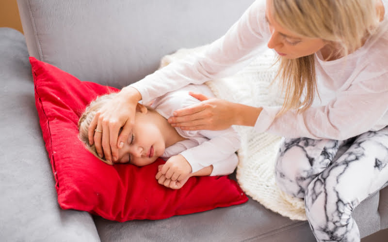 Bild zeigt Kind mit Fieber