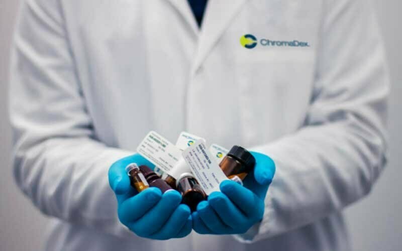 Arzt hält Medikamente in den Händen