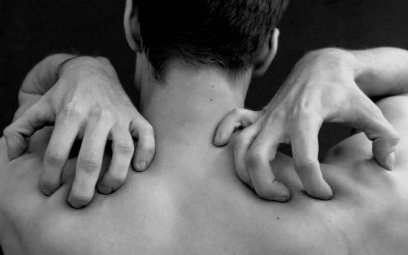 Mann mit Rückenschmerzen