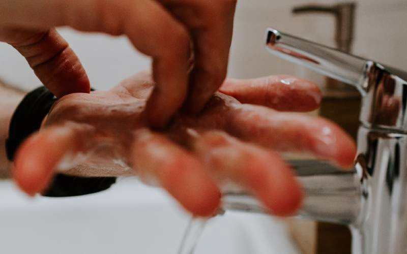 Mann wäscht sich die Hände