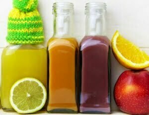 Bild zeigt Smoothies und Obst