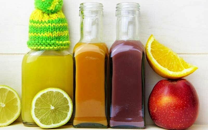 Bild zeigt Smoothies und Obst