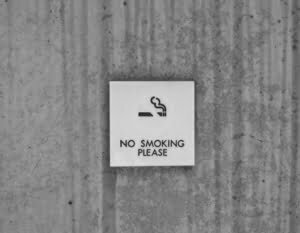 Schild mit Aufschrift No Smoking Please