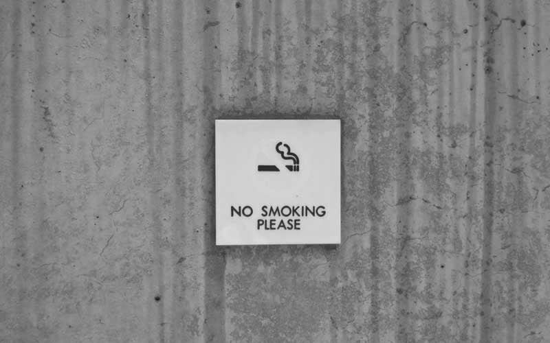 Schild mit Aufschrift No Smoking Please