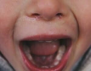 Kind weit und hat Mund geöffnet