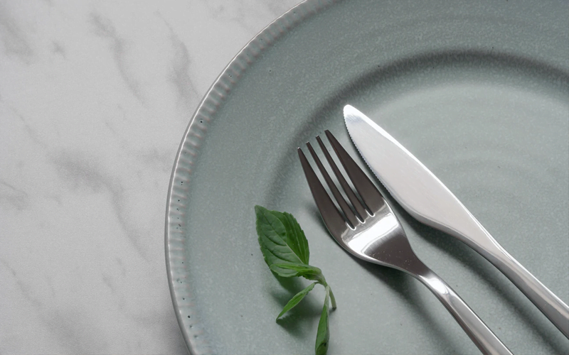 Leerer Teller mit Besteck